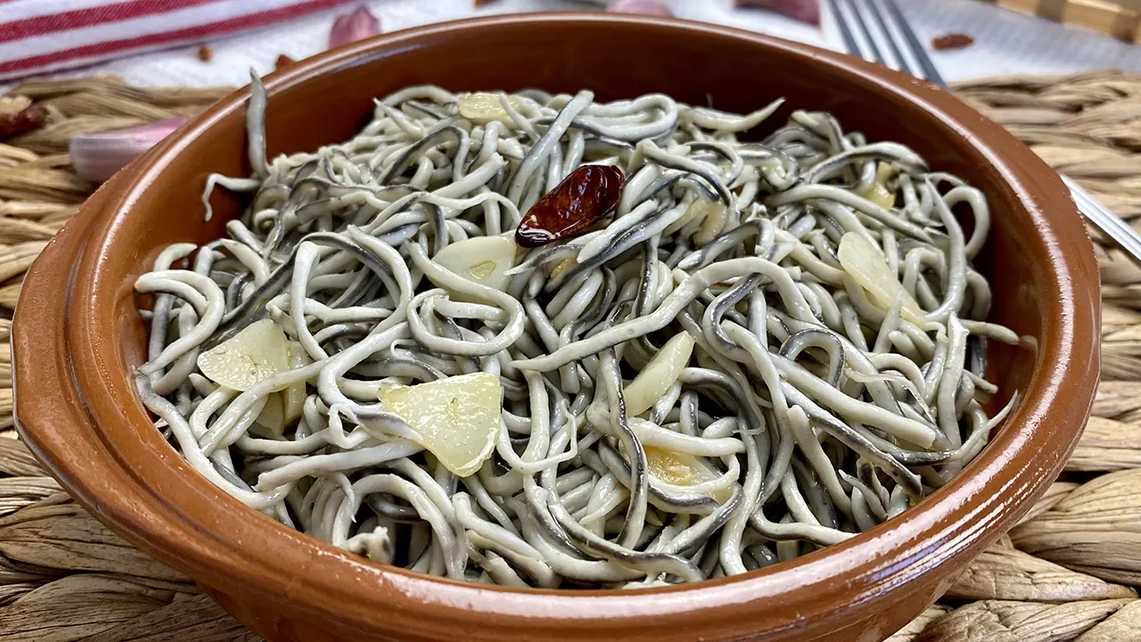 Gulas al ajillo (garlic gulas)