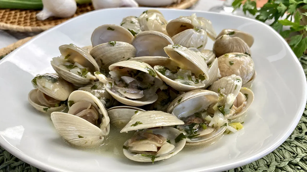 Almejas a la marinera (Clams in marinara style)