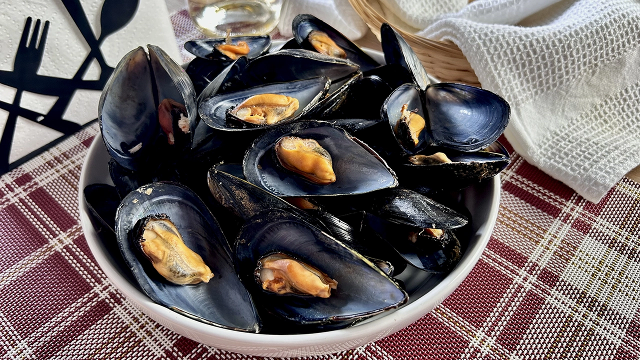 Steamed mussels