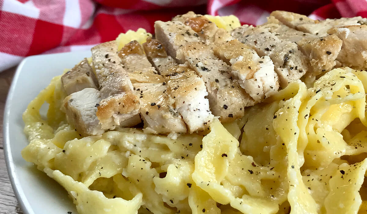 Pasta with alfredo sauce and chicken