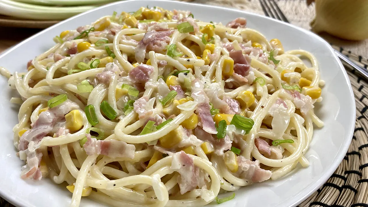 Creamy pasta with bacon and corn