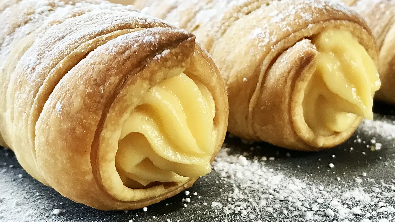 Canutillos, puff pastry filled with pastry cream