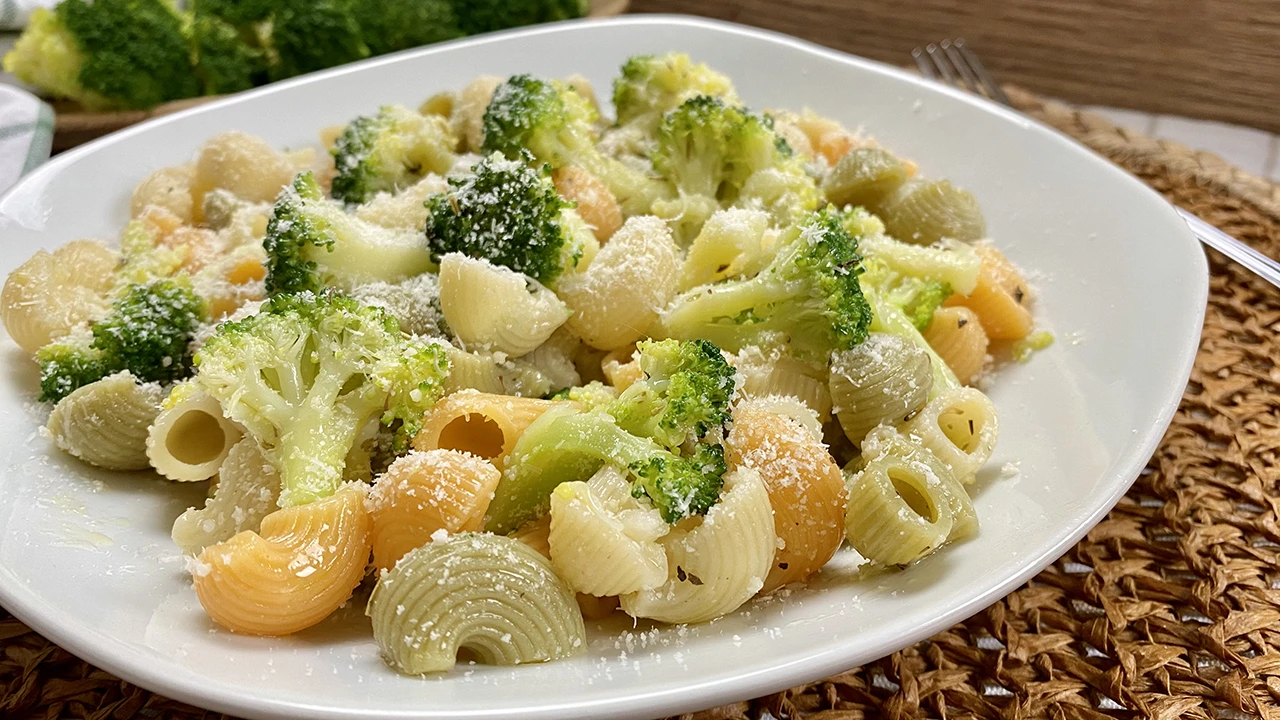 Cold pasta with broccoli