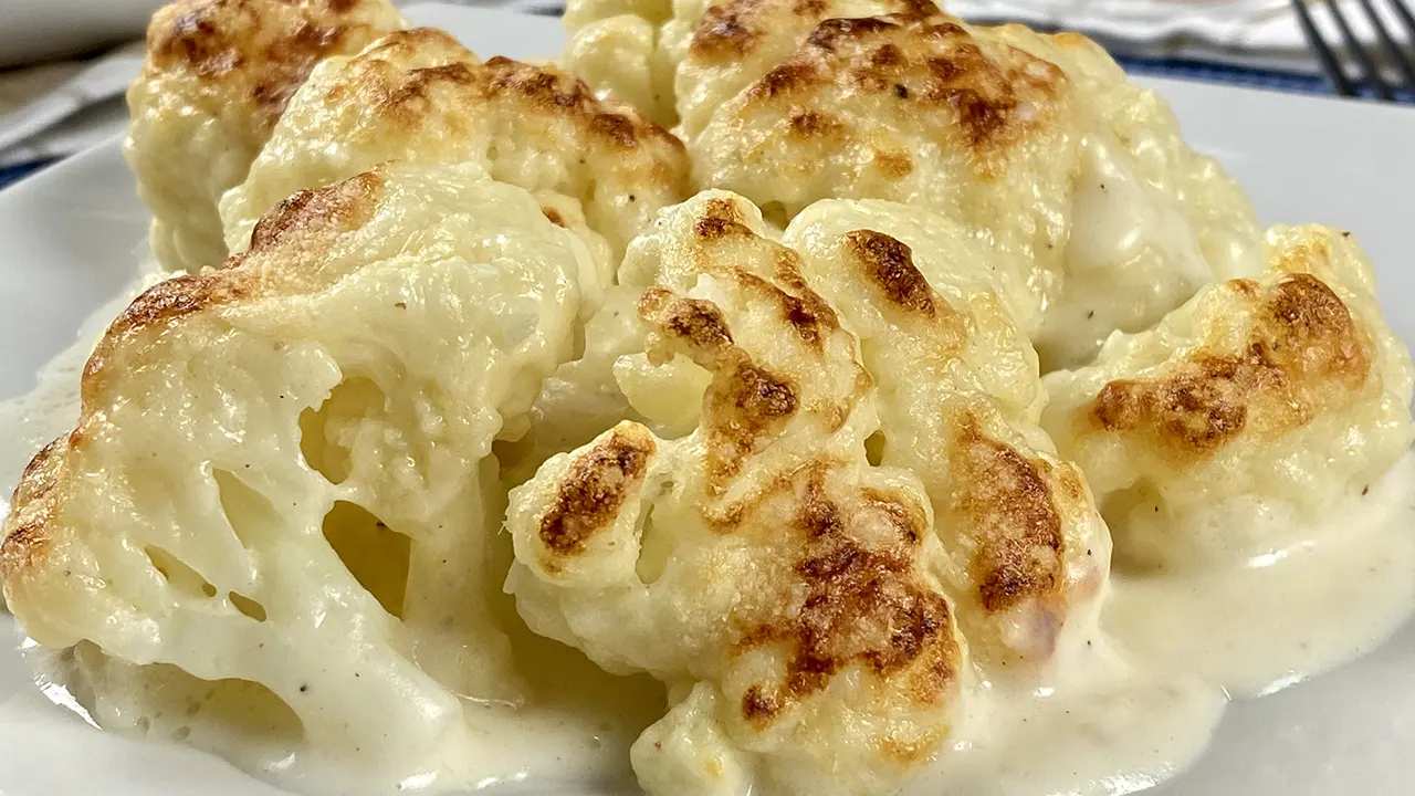 Cauliflower with béchamel sauce au gratin