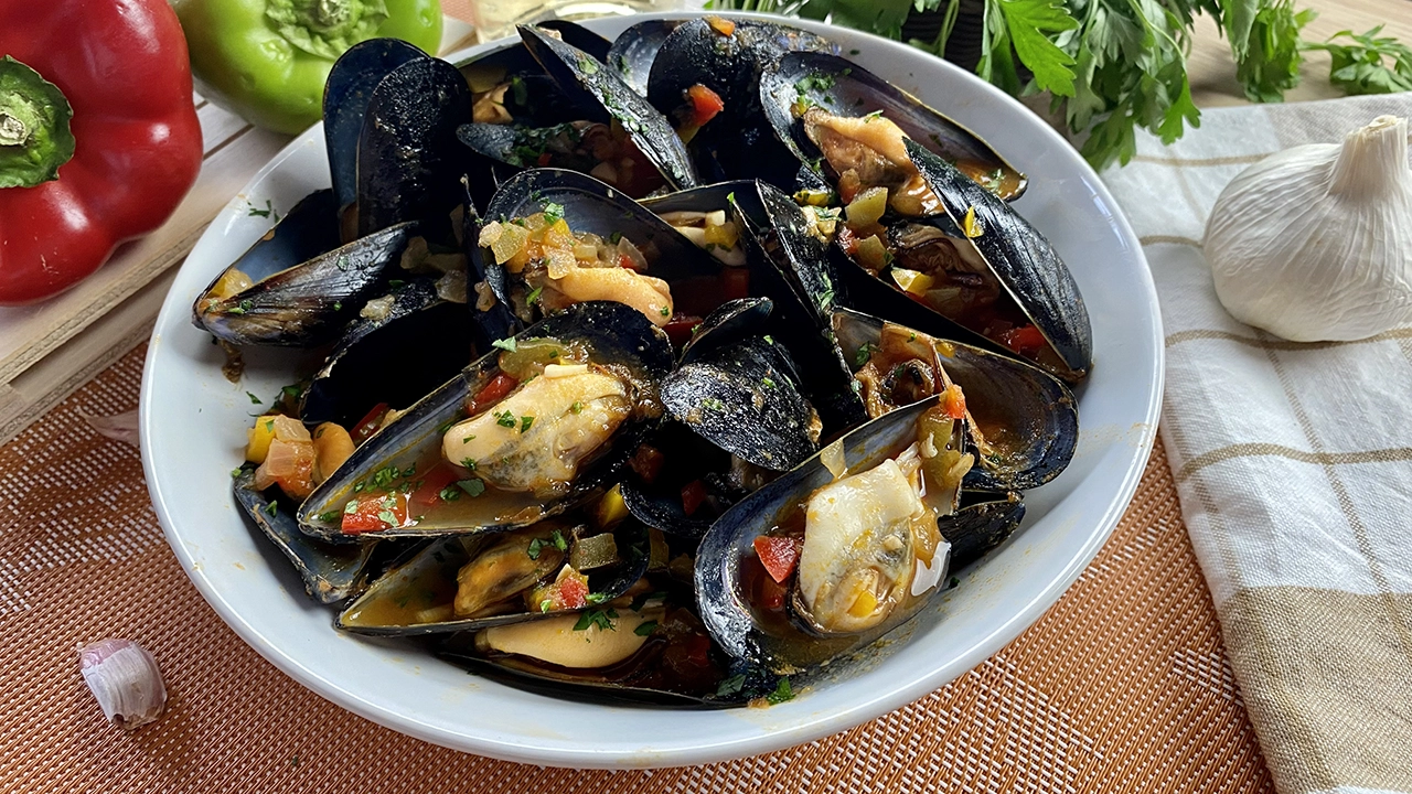 Mussels in marinara style