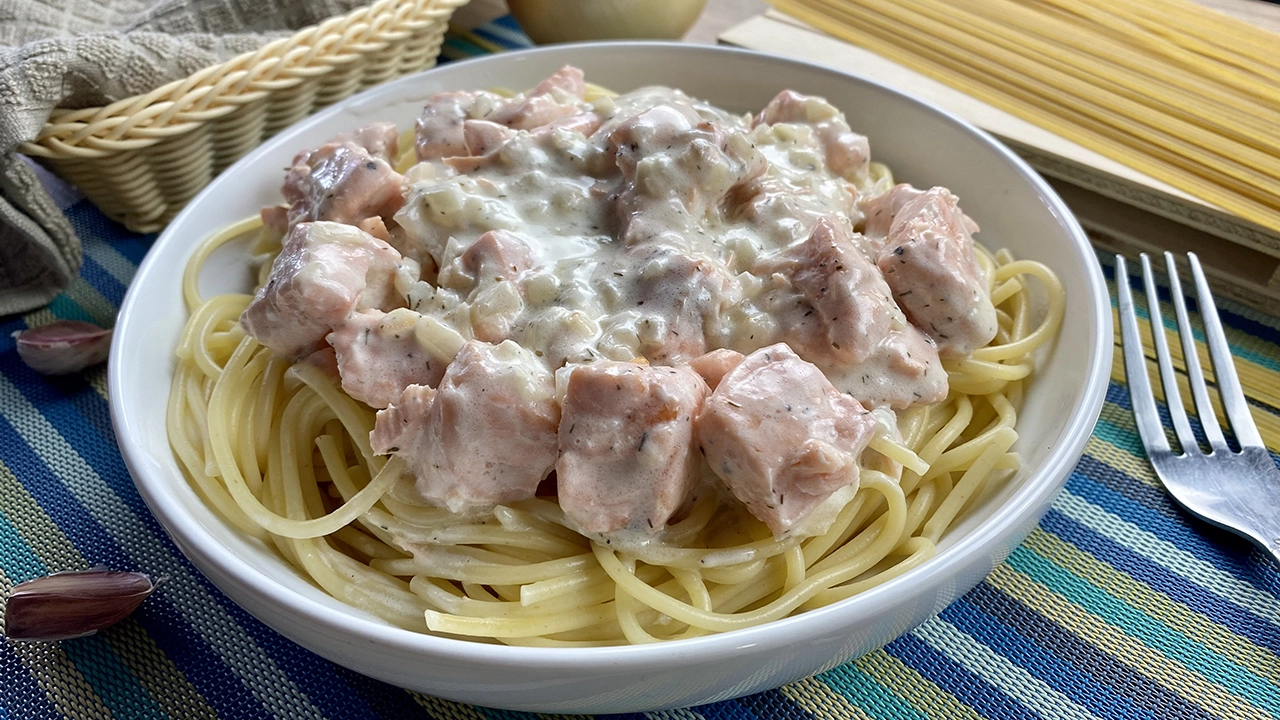 Creamy spaghetti with salmon