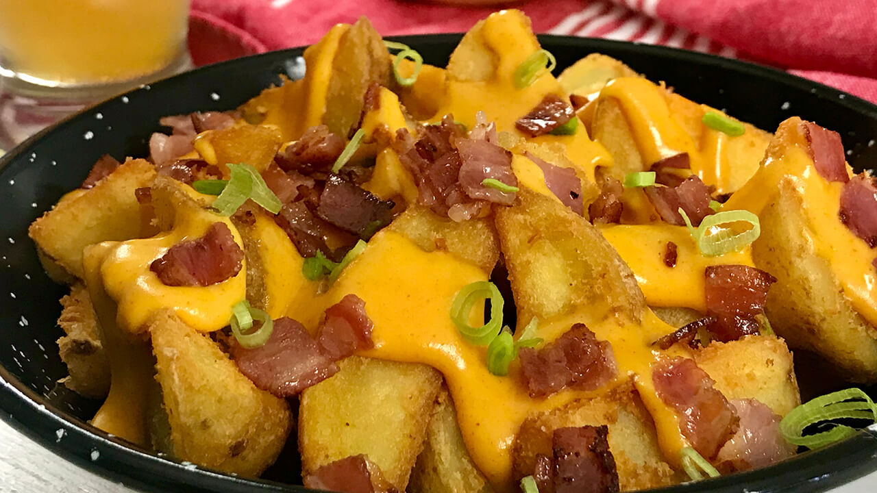 Potato wedges with cheese and bacon