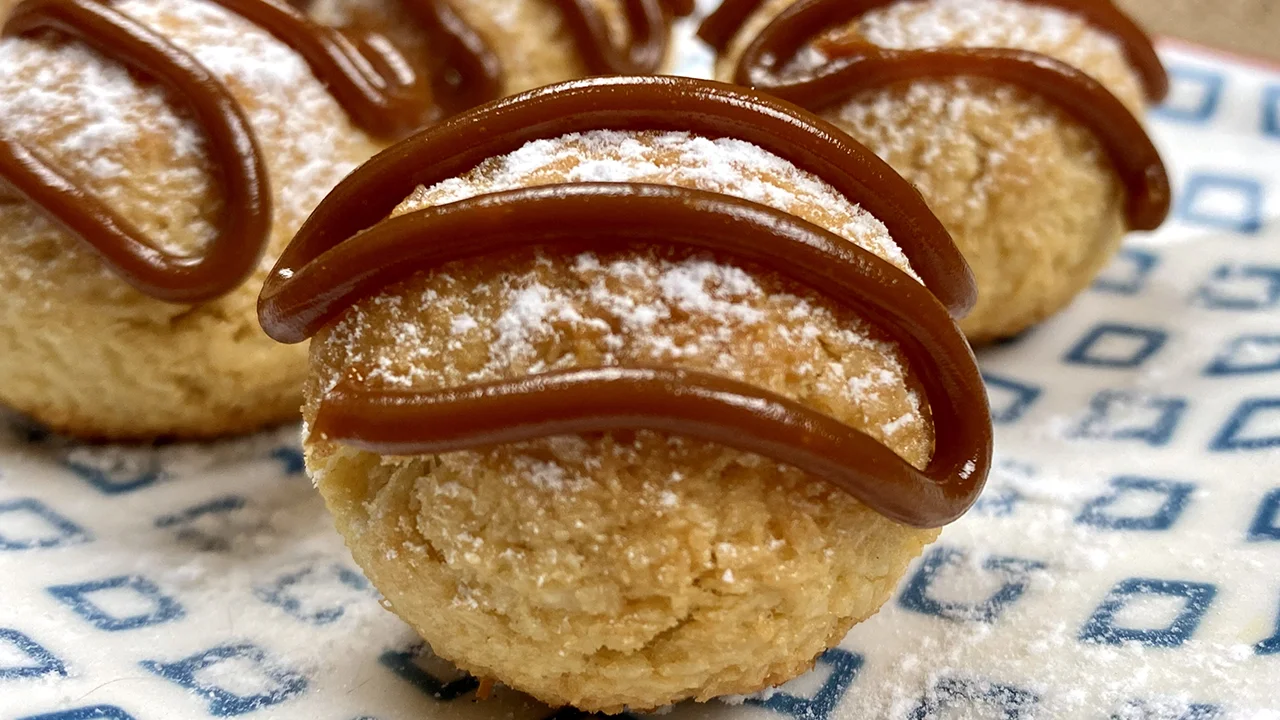 Coconut bites with dulce de leche