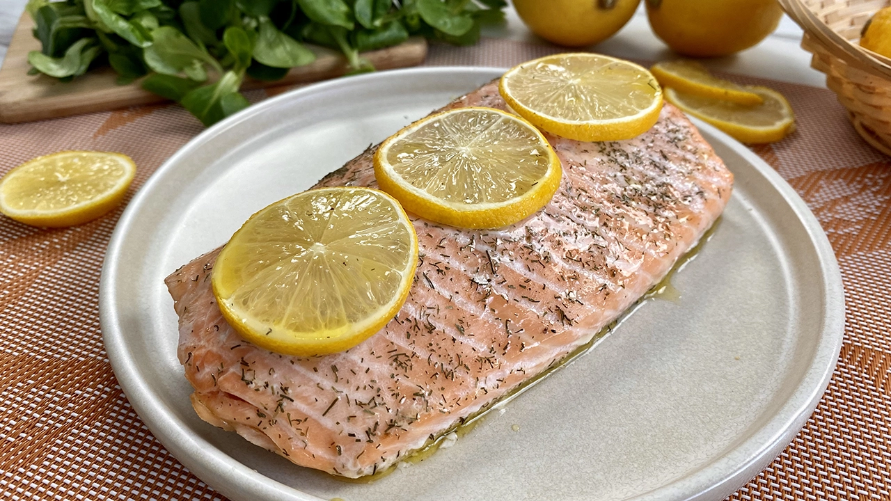 Baked salmon with lemon