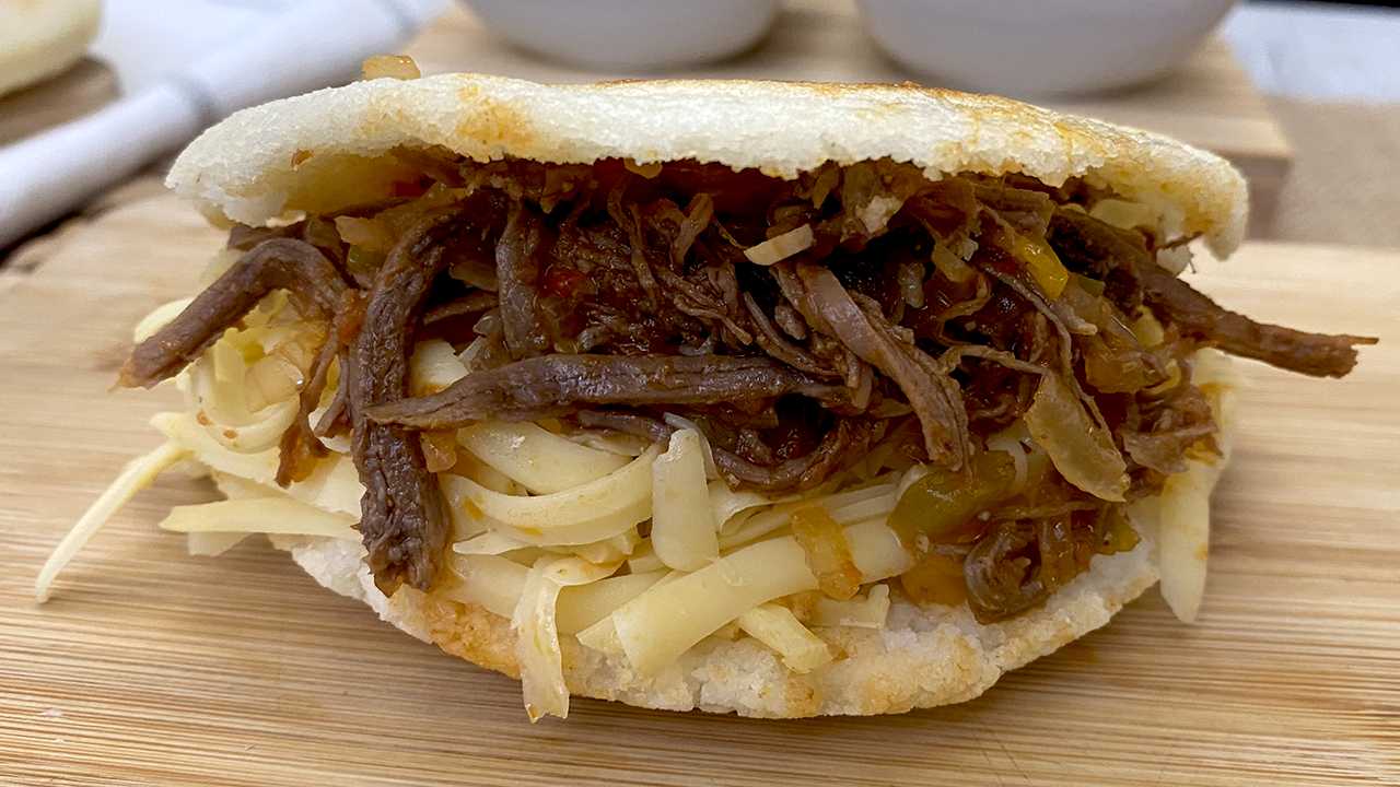 Arepa pelúa - Arepa with shredded meat and cheese