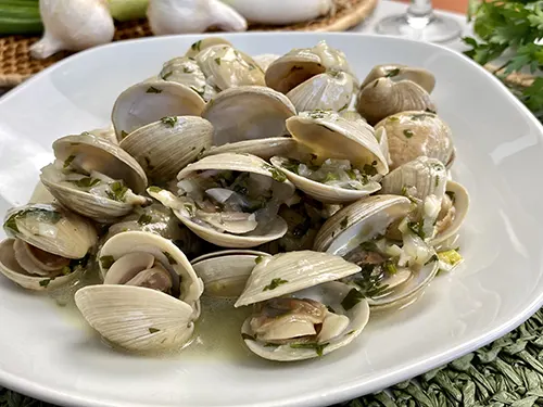 Almejas a la marinera (Clams in marinara style)