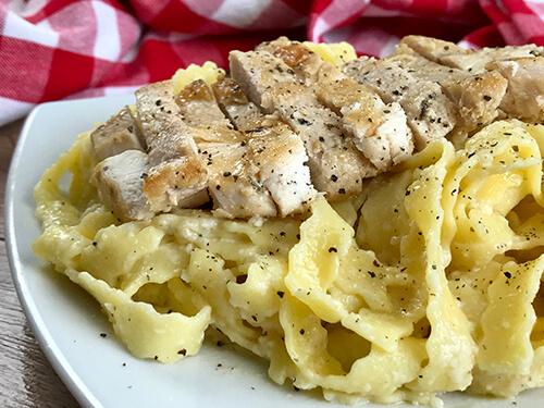 Pasta with alfredo sauce and chicken