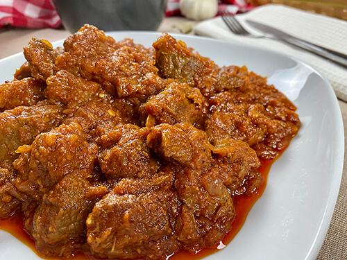 Carne con tomate (Meat with tomato)