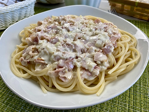 Carbonara sauce with cream