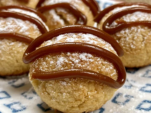 Coconut bites with dulce de leche