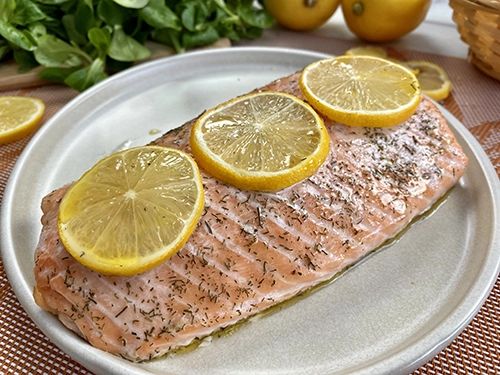 Baked salmon with lemon